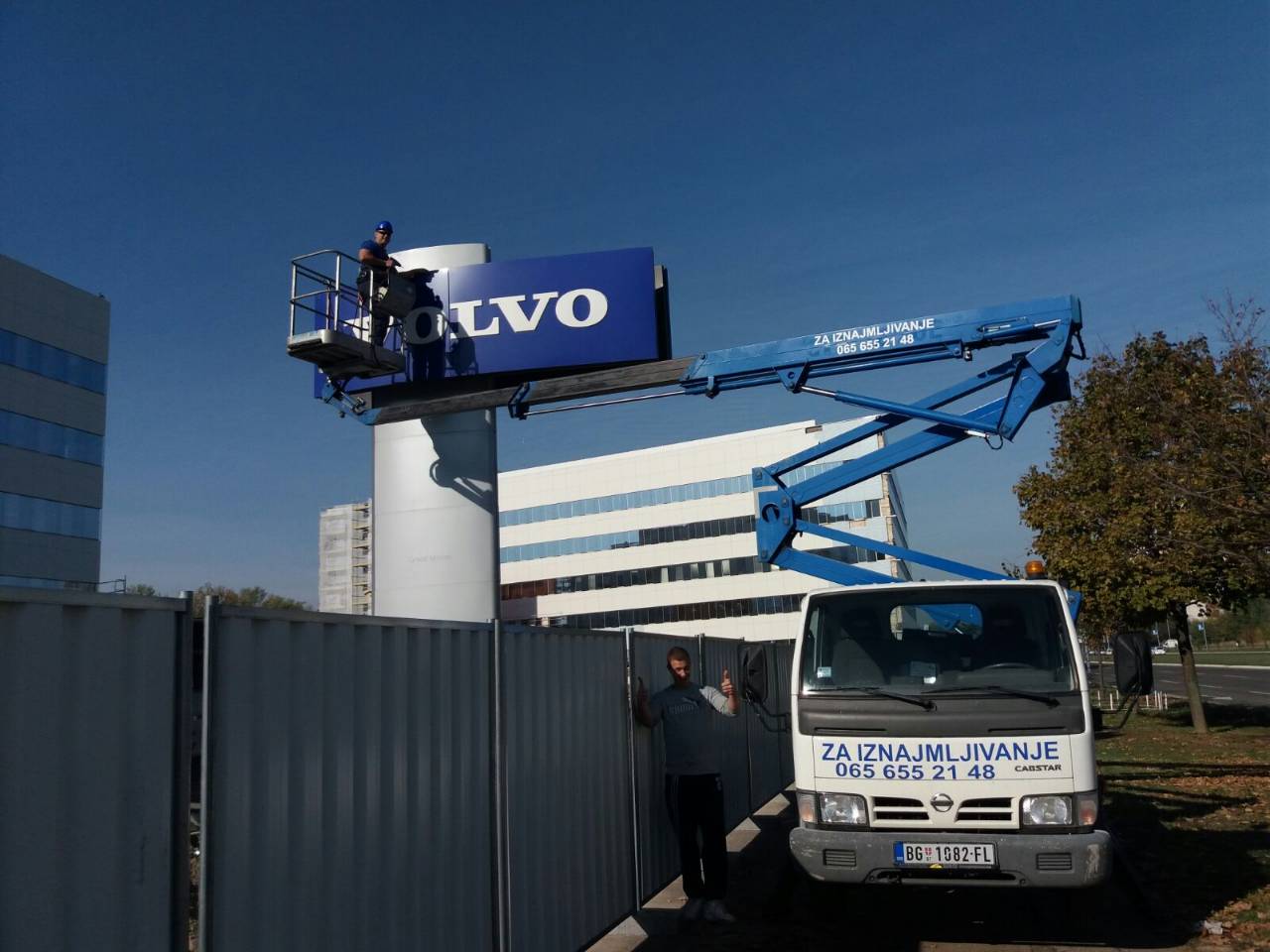 Iznajmljivanje kamiona dizalice sa korpom Beograd