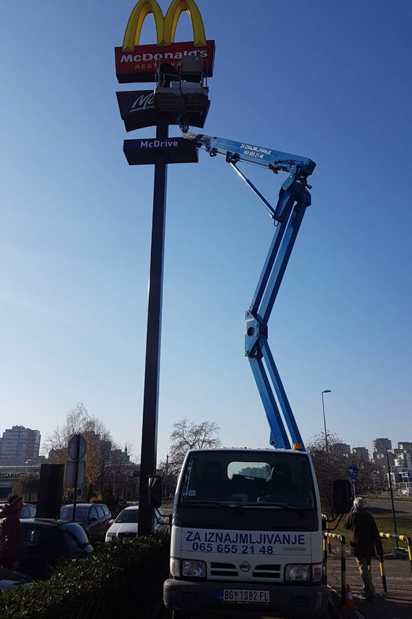 Kamion sa dizalicom i korpom za postavljanje reklama